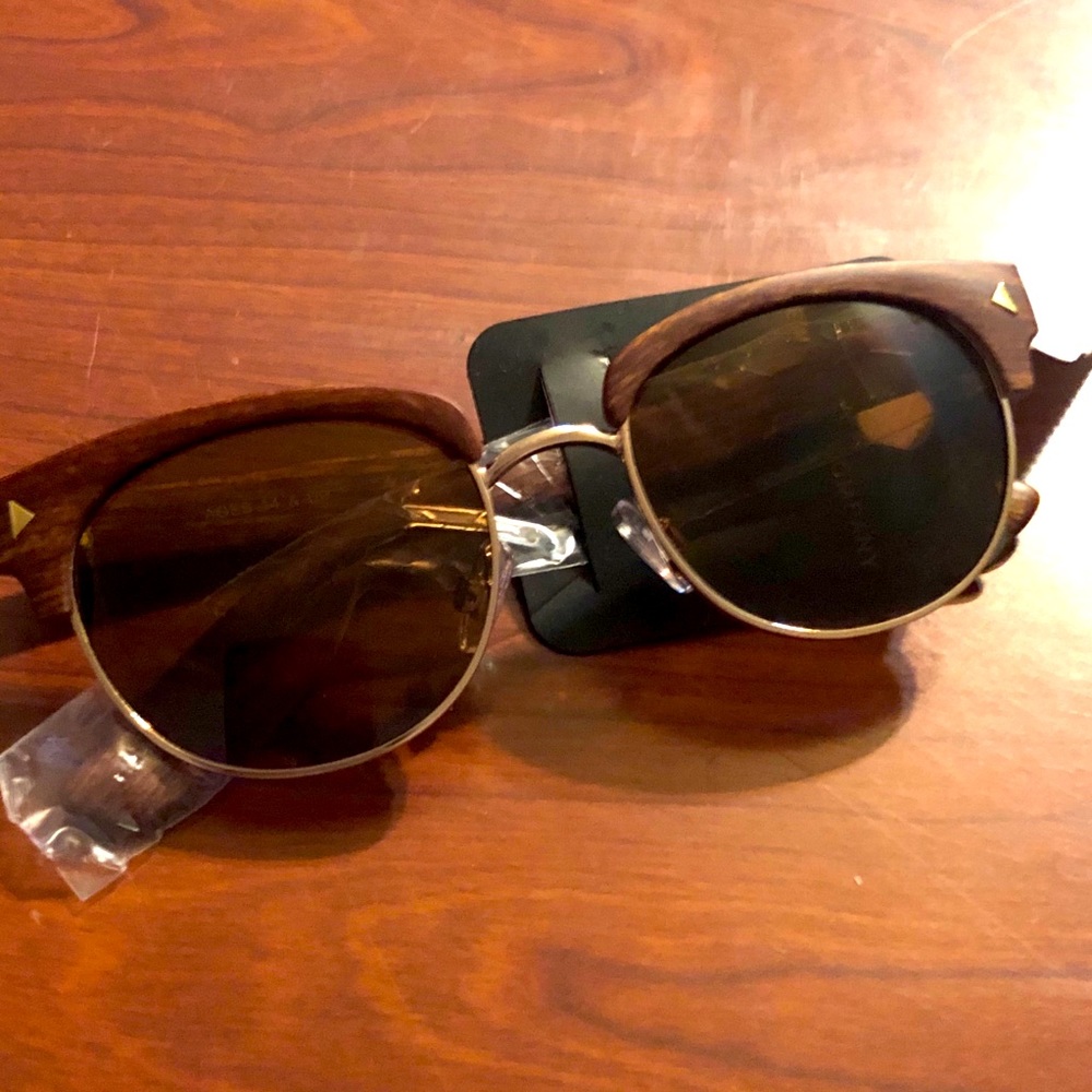 Wooden frame gold accent sunglasses